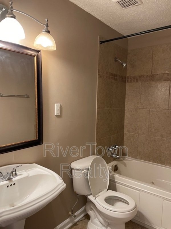 Come And See This Spacious Home!! property image