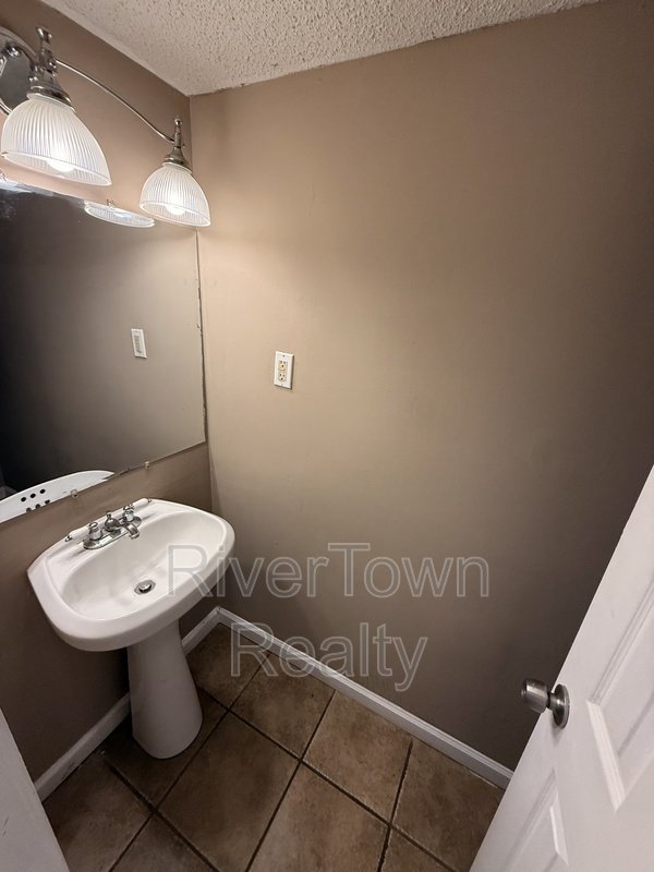 Come And See This Spacious Home!! property image