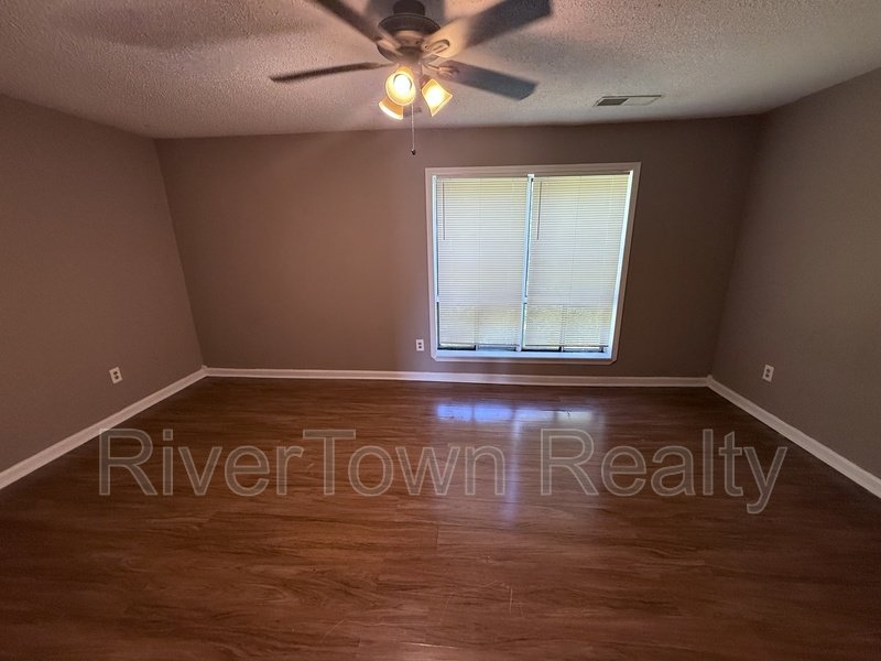 Come And See This Spacious Home!! property image