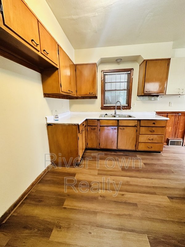 1436 Whitney Ave property image