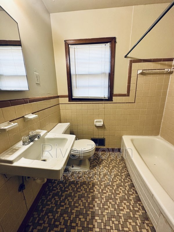 1436 Whitney Ave property image