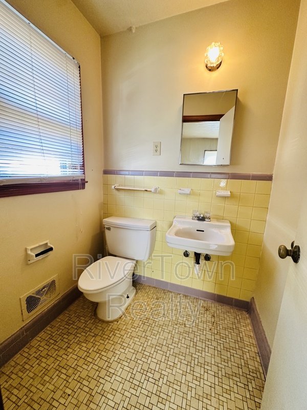 1436 Whitney Ave property image