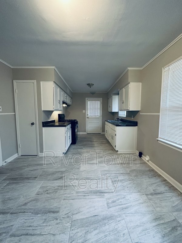 Move in this month and enjoy your choice of a free TV or fridge property image