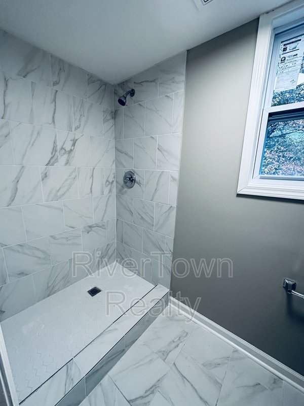 Move in this month and enjoy your choice of a free TV or fridge property image