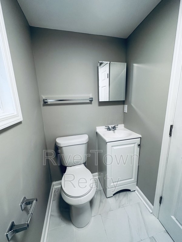 Move in this month and enjoy your choice of a free TV or fridge property image