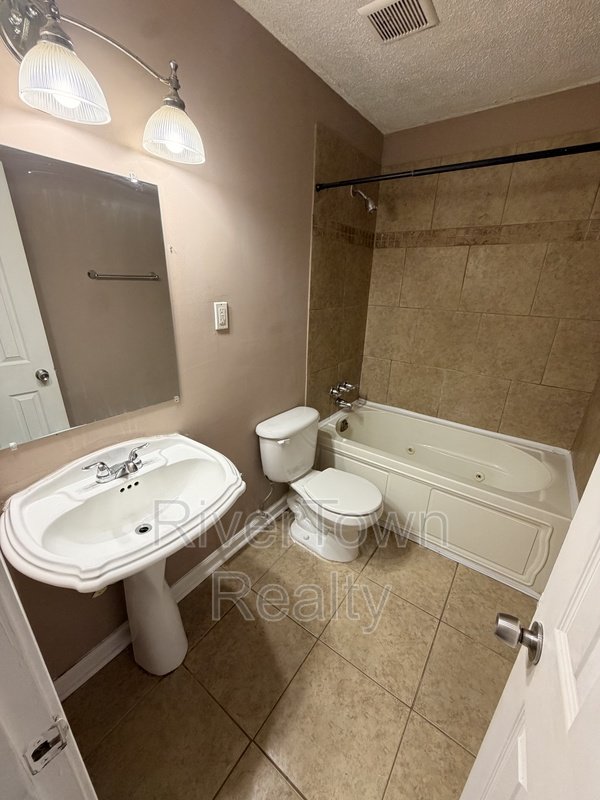 Come And See This Spacious Home!! property image