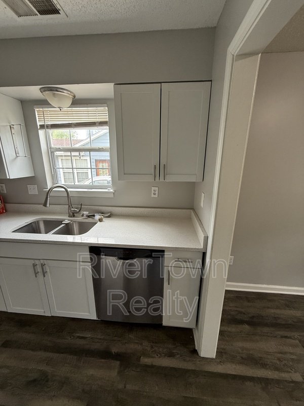 Modern, Pet-Friendly Home with Spacious Living & Prime Location! property image