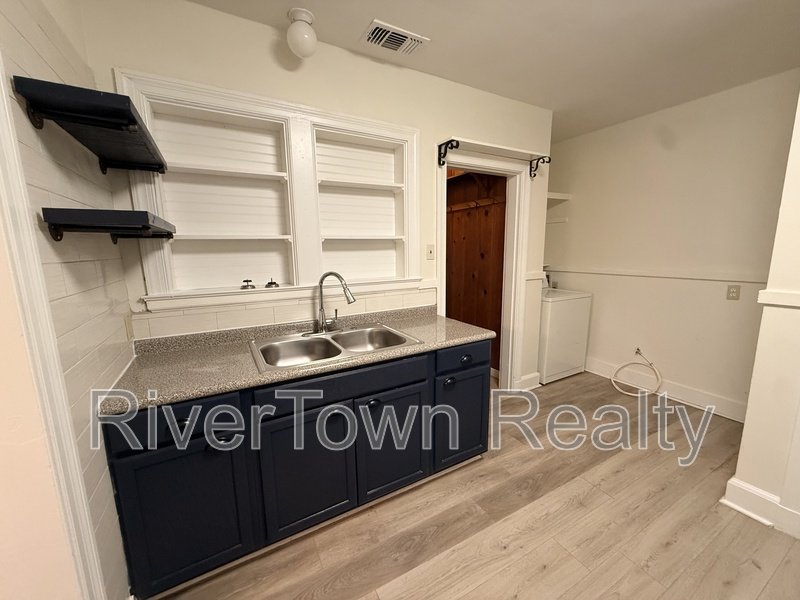 1026 Stonewall St property image