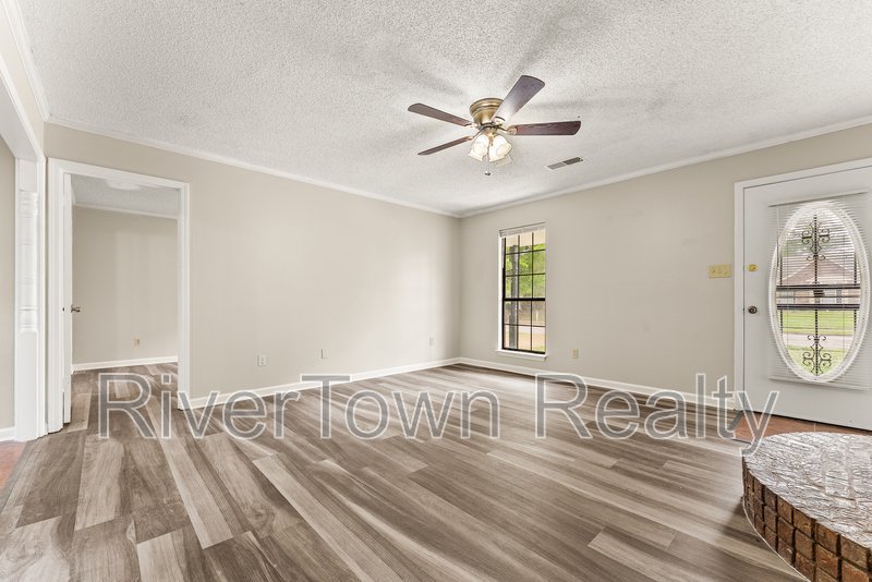 Beautifully Renovated 3BR | Detached Garage/Workshop property image
