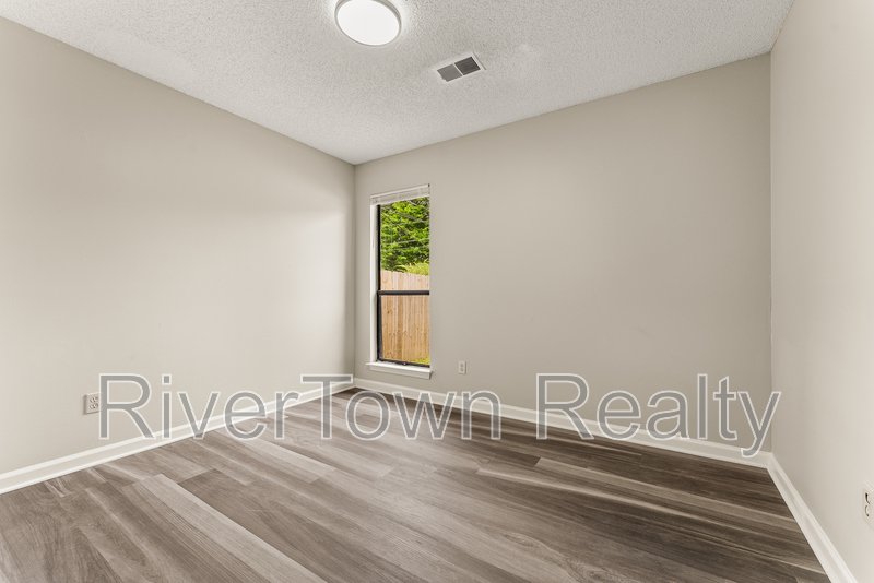 Beautifully Renovated 3BR | Detached Garage/Workshop property image