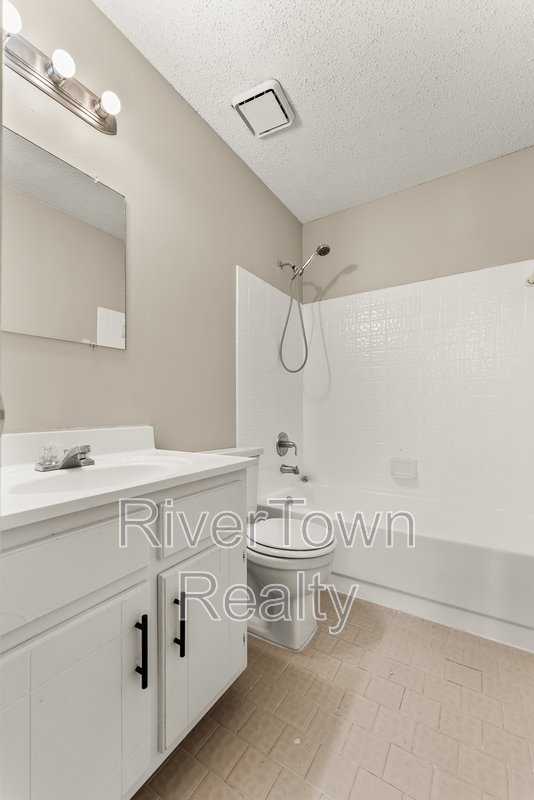 Beautifully Renovated 3BR | Detached Garage/Workshop property image