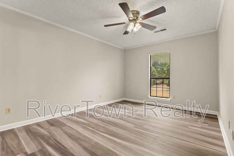 Beautifully Renovated 3BR | Detached Garage/Workshop property image