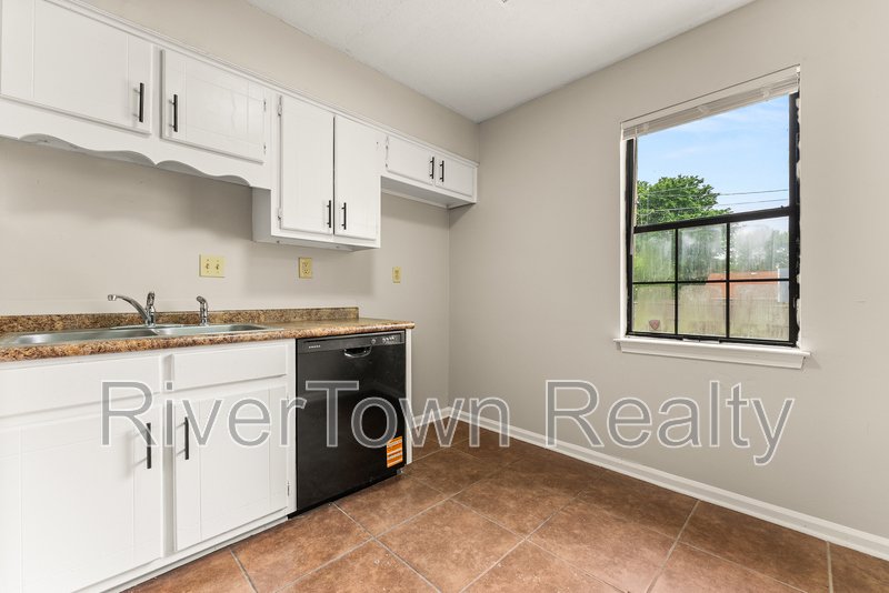 Beautifully Renovated 3BR | Detached Garage/Workshop property image