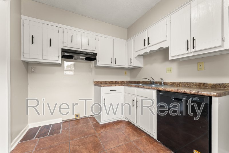 Beautifully Renovated 3BR | Detached Garage/Workshop property image
