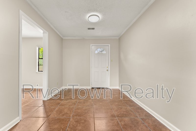 Beautifully Renovated 3BR | Detached Garage/Workshop property image