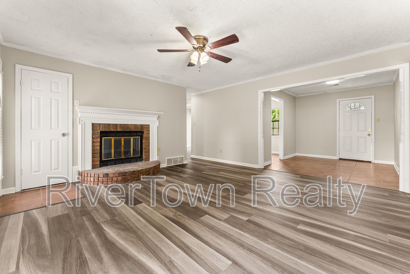 Beautifully Renovated 3BR | Detached Garage/Workshop property image