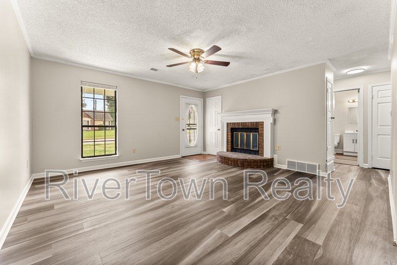 Beautifully Renovated 3BR | Detached Garage/Workshop property image
