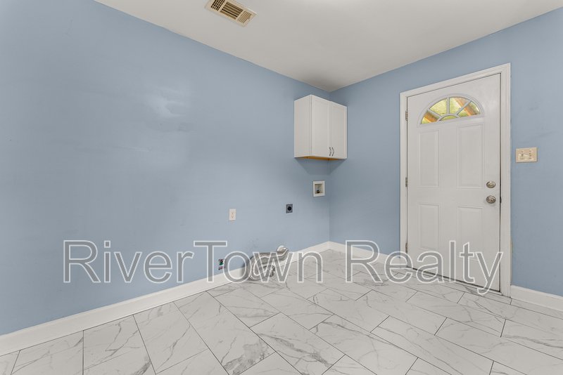 Charming 3-Bedroom/2 Bathr Home in Memphis on a Spacious Half-Acre Lot property image