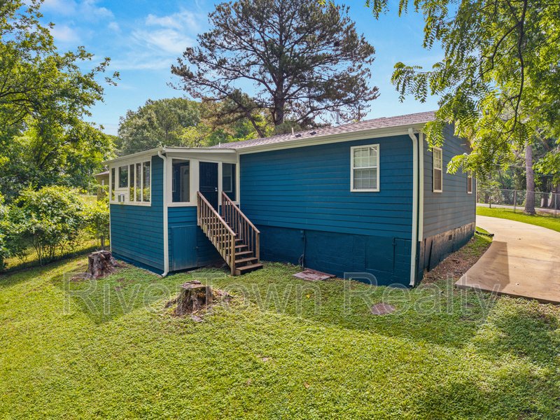 Charming 3-Bedroom/2 Bathr Home in Memphis on a Spacious Half-Acre Lot property image
