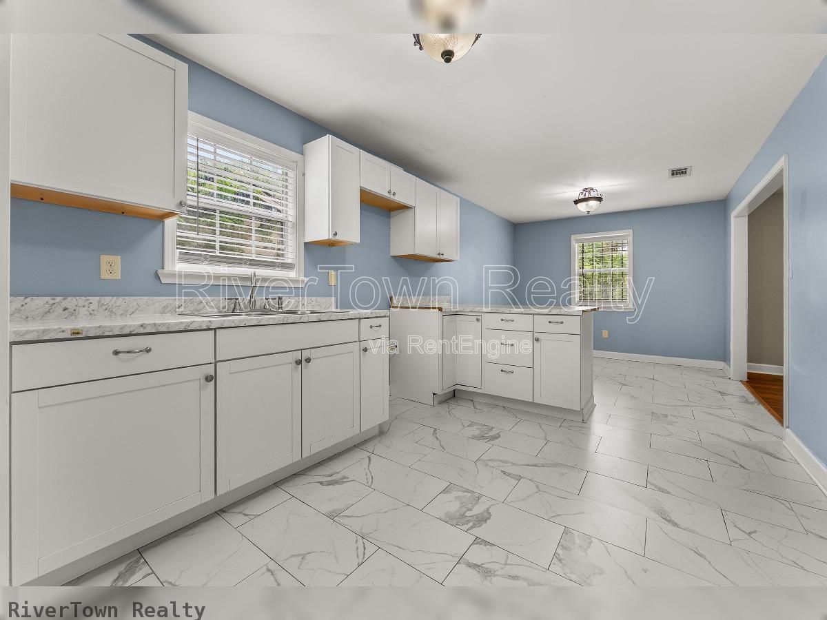 Charming 3-Bedroom/2 Bathr Home in Memphis on a Spacious Half-Acre Lot property image