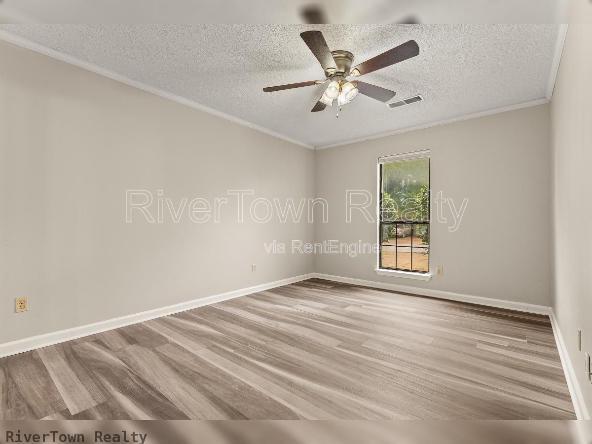 Beautifully Renovated 3BR | Detached Garage/Workshop property image