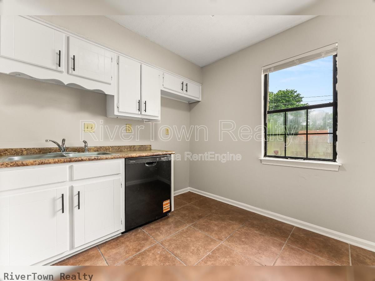 Beautifully Renovated 3BR | Detached Garage/Workshop property image