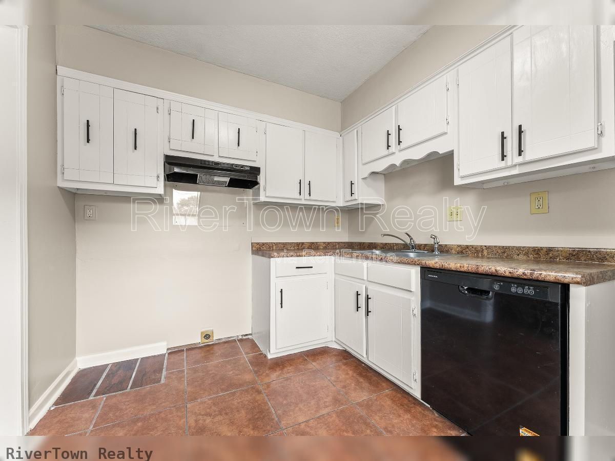 Beautifully Renovated 3BR | Detached Garage/Workshop property image