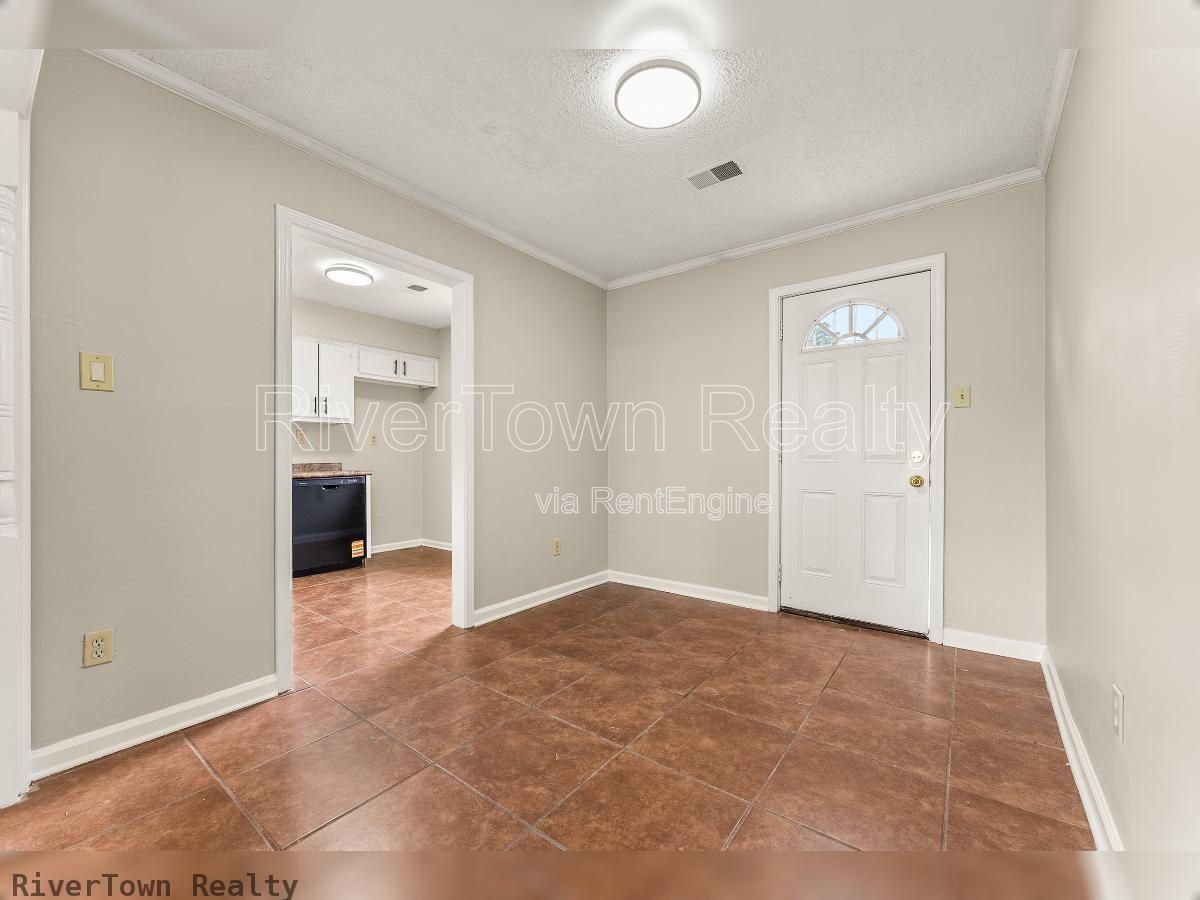 Beautifully Renovated 3BR | Detached Garage/Workshop property image