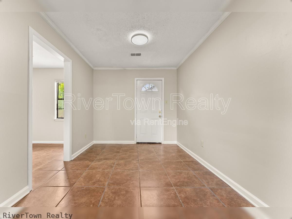 Beautifully Renovated 3BR | Detached Garage/Workshop property image