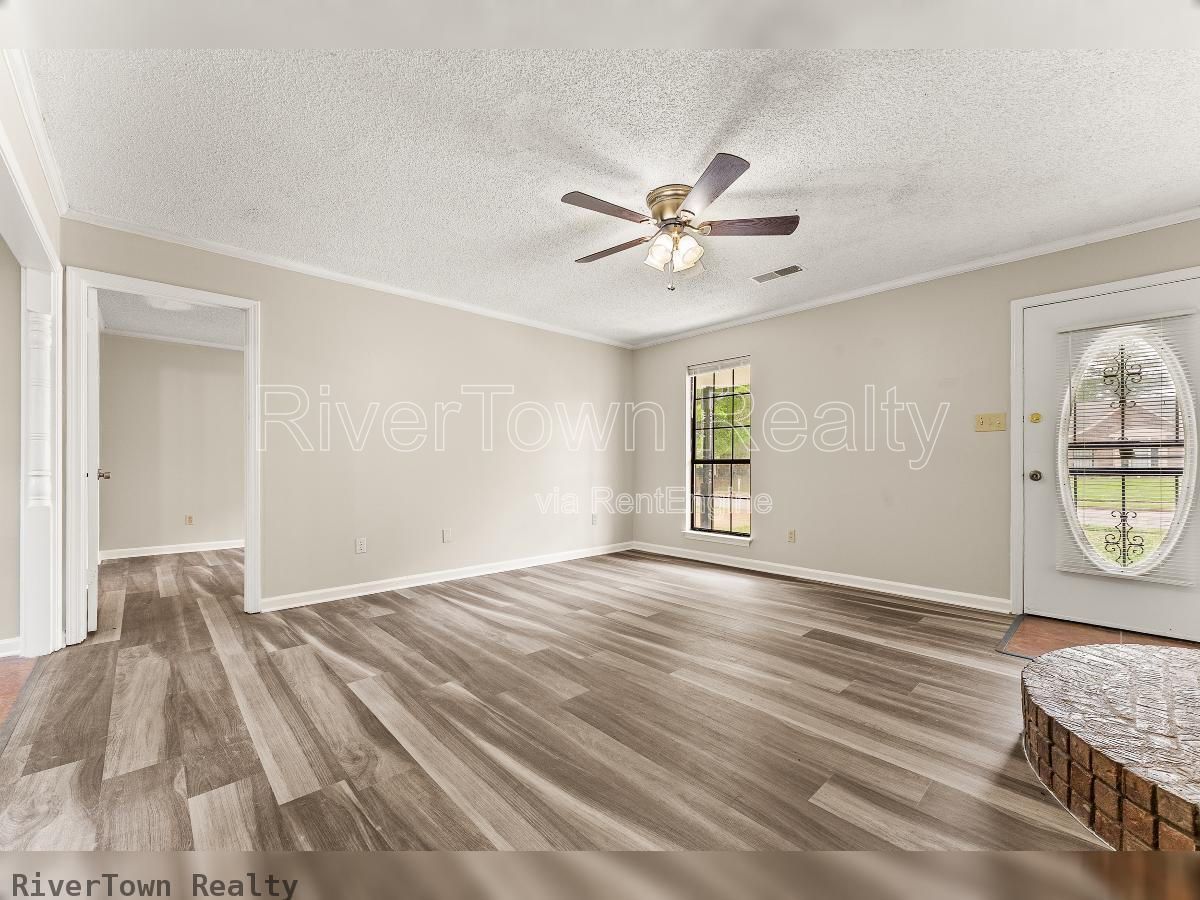 Beautifully Renovated 3BR | Detached Garage/Workshop property image