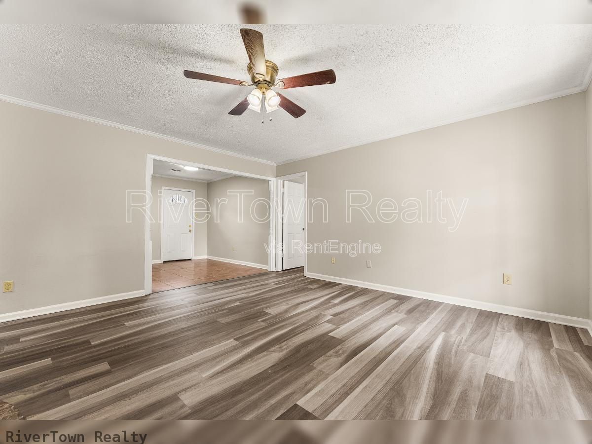 Beautifully Renovated 3BR | Detached Garage/Workshop property image