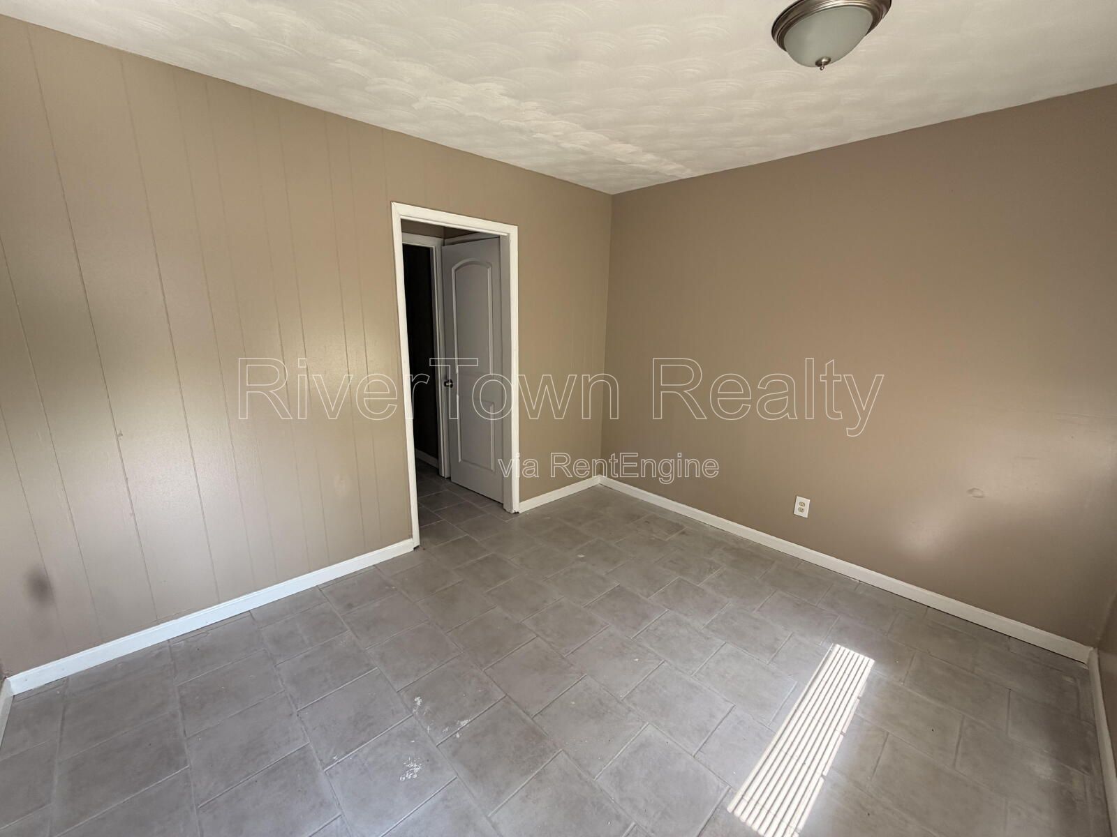ASK US ABOUT OUT FREE MONTH RENT SPECIAL ON THIS ONE!!!

