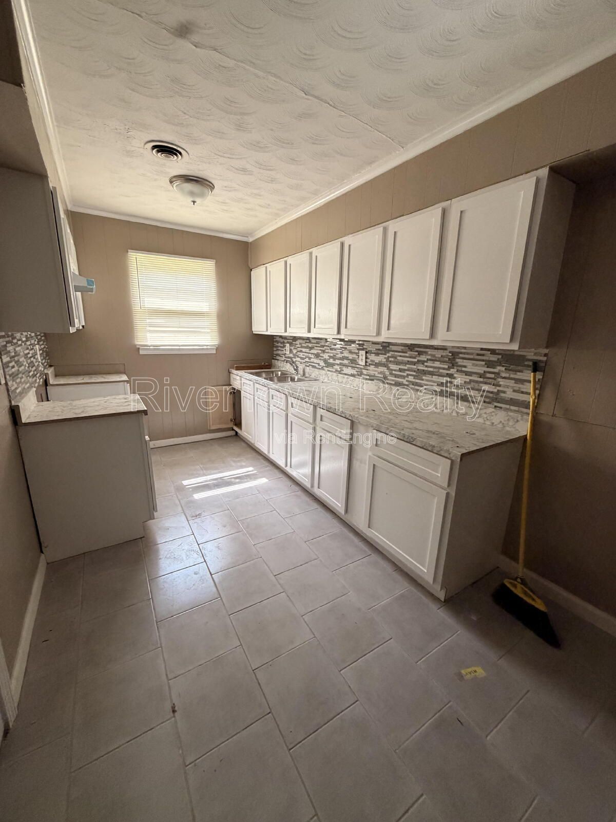 ASK US ABOUT OUT FREE MONTH RENT SPECIAL ON THIS ONE!!!

