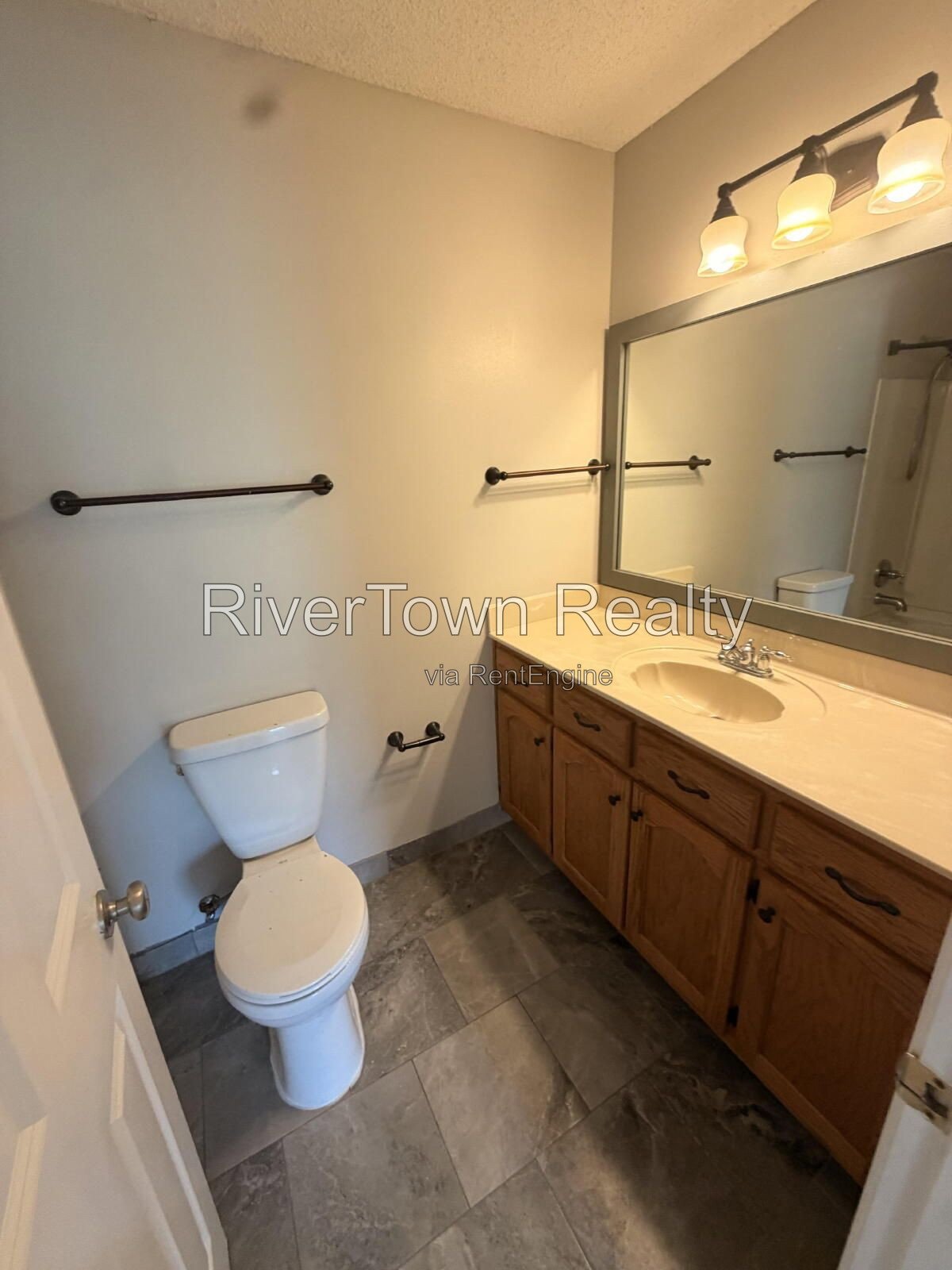 Charming 3-Bedroom Haven with 2 Full Baths in Olive Branch! property image