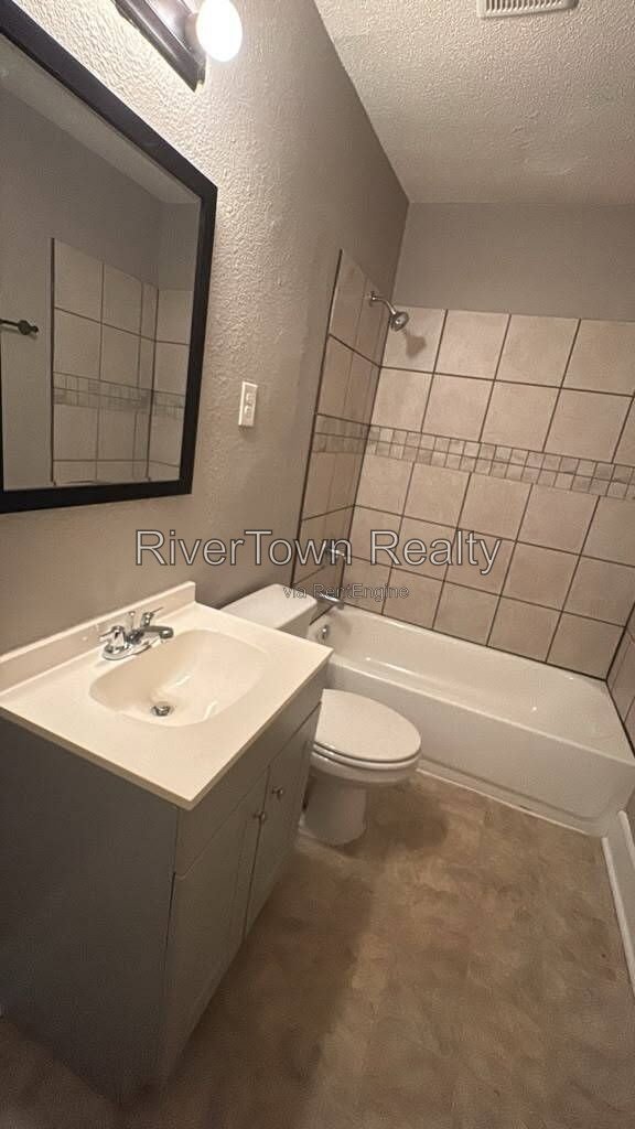 Charming 2-Bedroom Duplex Retreat on Bowen Avenue - Cozy Living Awaits! property image