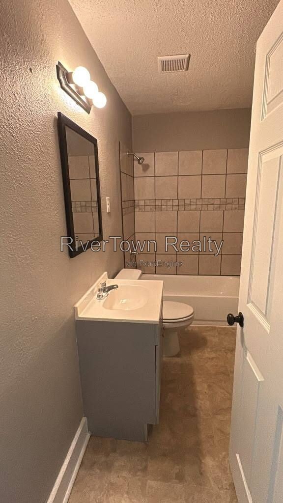 Charming 2-Bedroom Duplex Retreat on Bowen Avenue - Cozy Living Awaits! property image