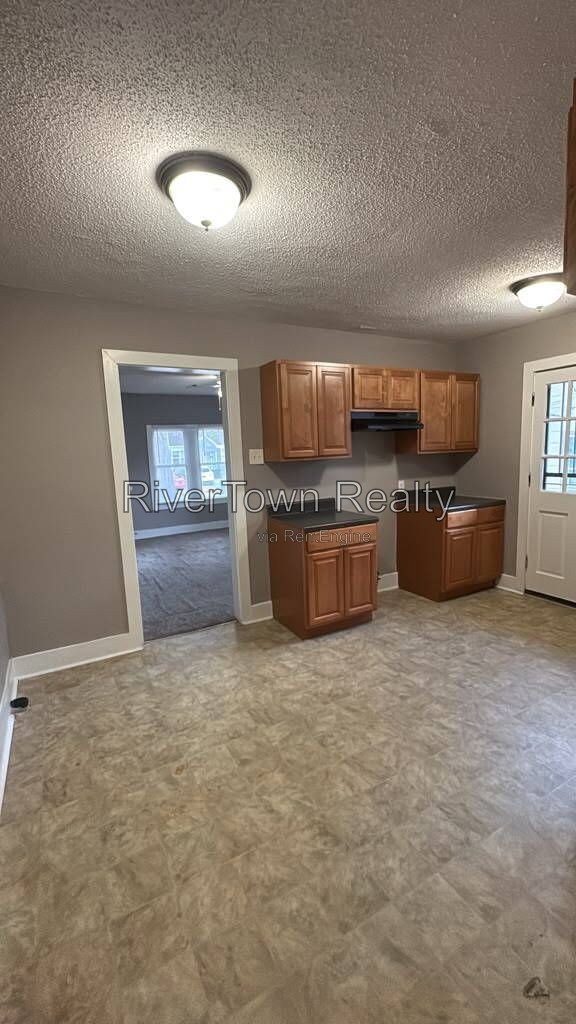 Charming 2-Bedroom Duplex Retreat on Bowen Avenue - Cozy Living Awaits! property image