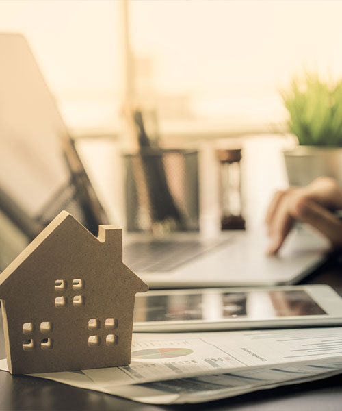 house-model-in-front-of-laptop